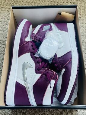 Air Jordan 1 Retro High OG “Bordeaux” (2021). Sneakers